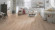 Wineo Purline Bioboden 1000 Wood L elastisch Comfort Oak Sand 1-Stab Landhausdiele M4V zum klicken Raum4