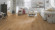 Wineo Purline Bioboden 1000 Wood XL elastisch Noble Oak Toffee 1-Stab Landhausdiele 4V zum kleben Raum3